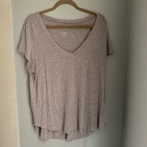 🌻American Eagle favorite t v neck shirt